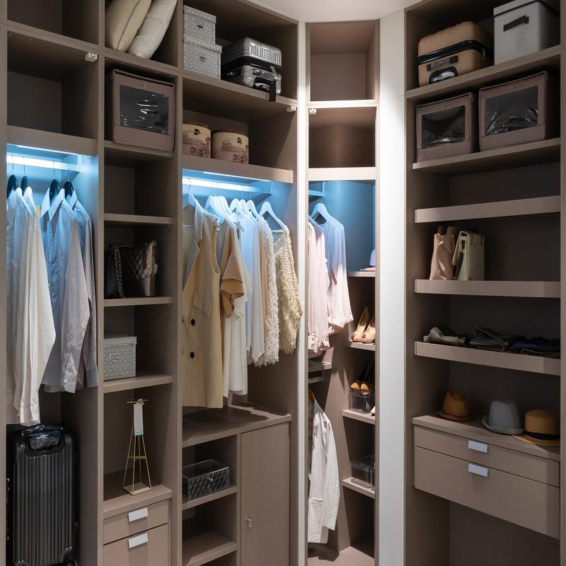 Corner closet