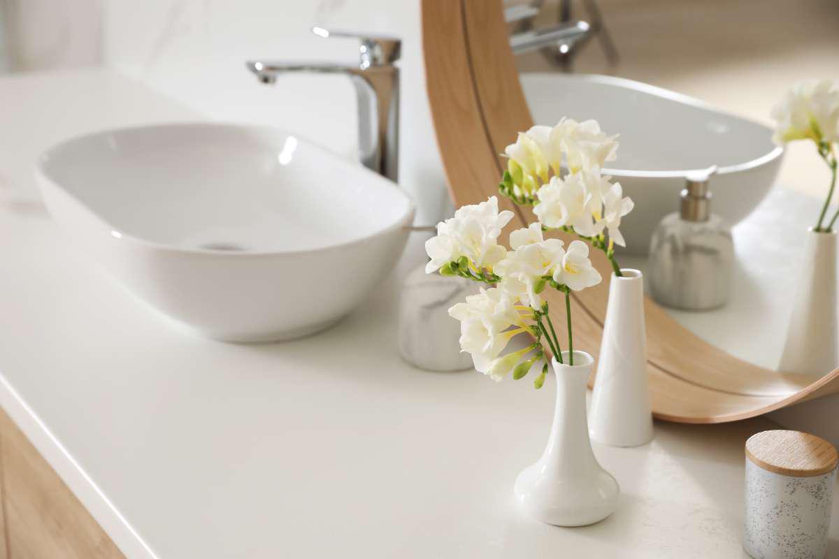 Flowers for a romantic bathroom
