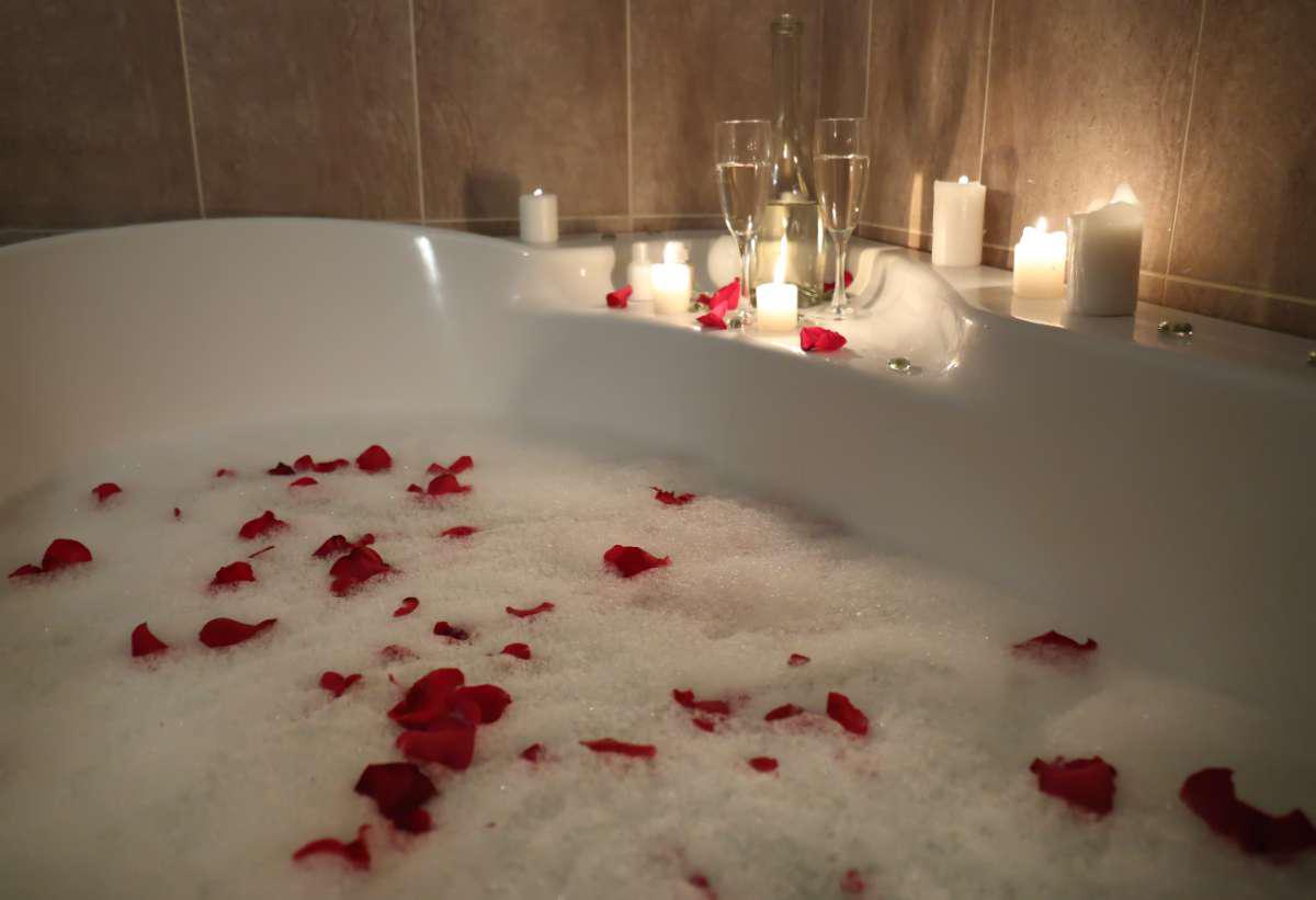 Flowers for a romantic bathroom