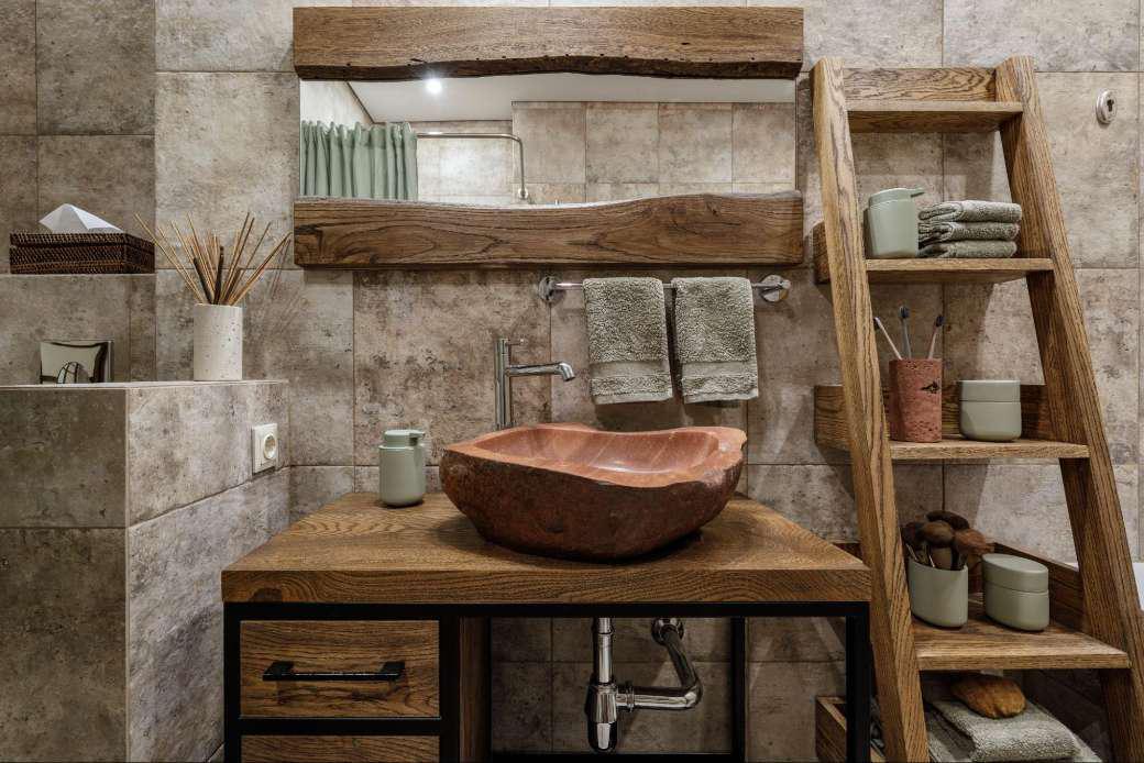 A bathroom with stone tile walls