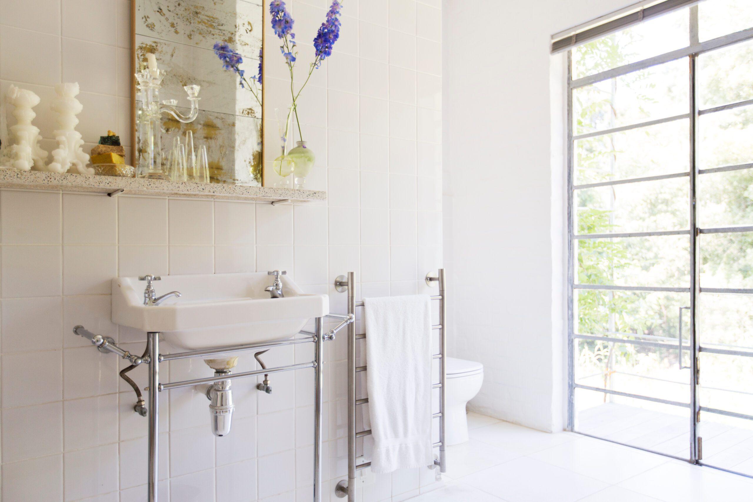 How to Make Small Bathrooms Look Bigger and Brighter