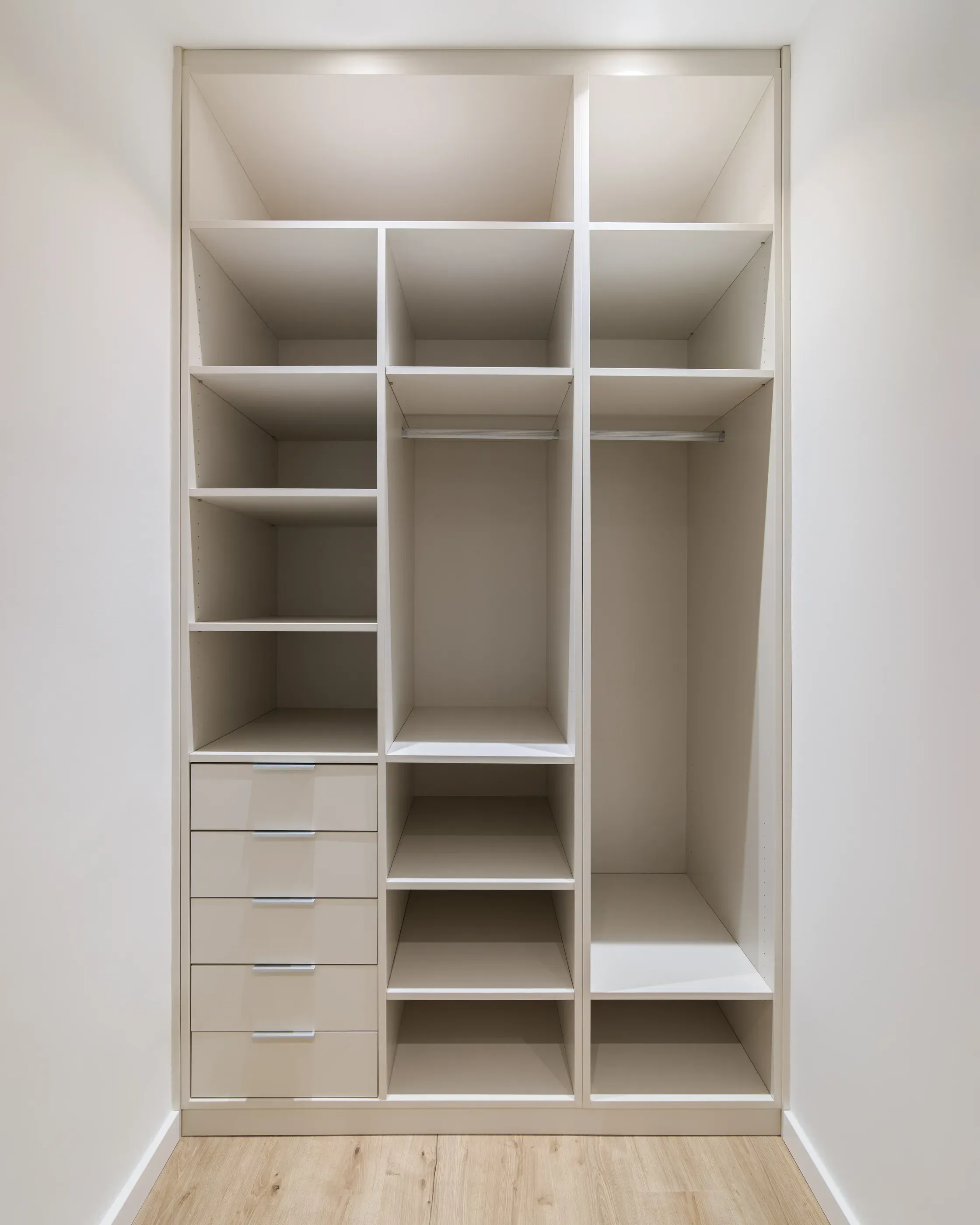 Small Bedroom Walk-In Closet Layouts: A Designer’s Guide