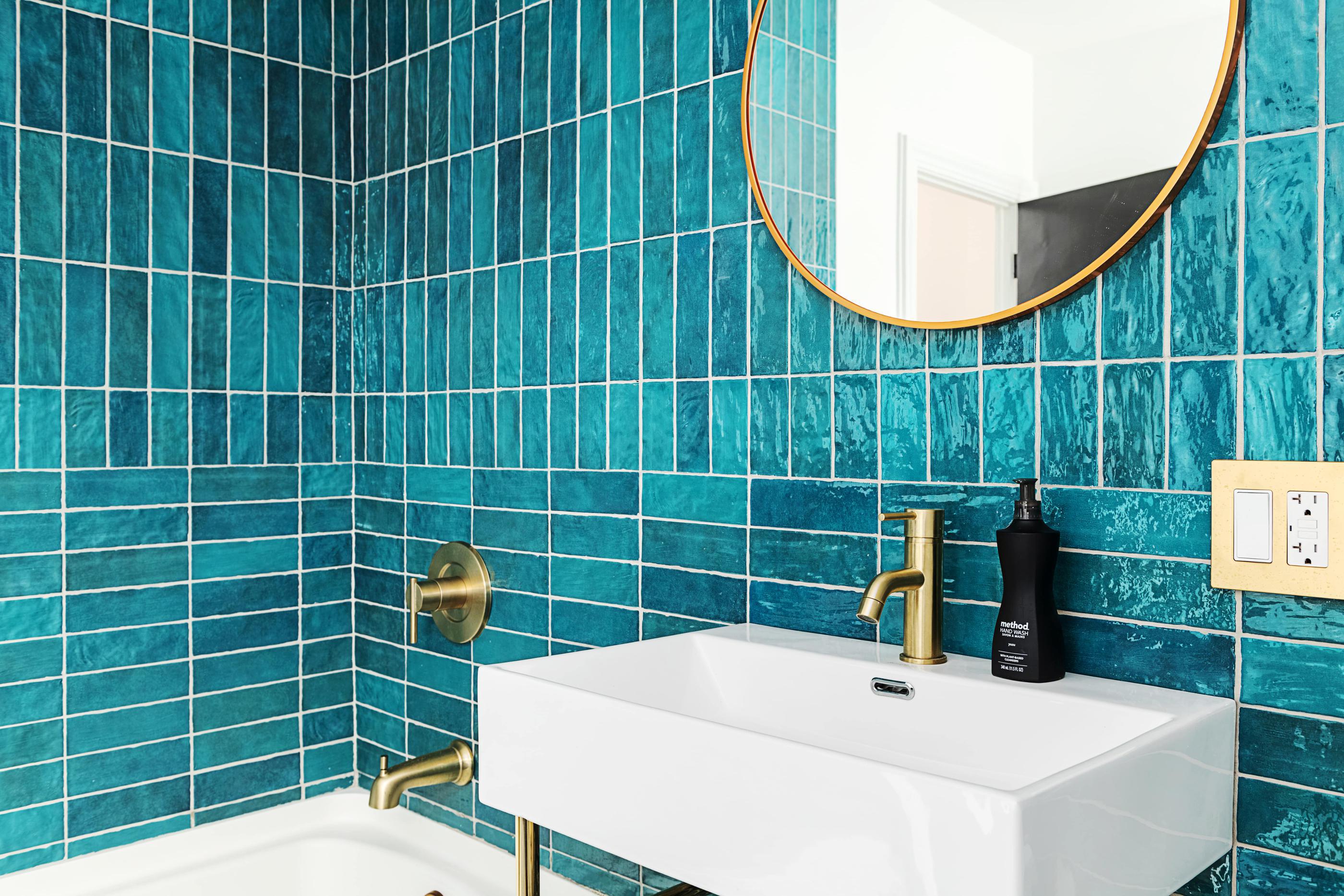 9 Stunning Maximalist Design Ideas for Small Bathrooms